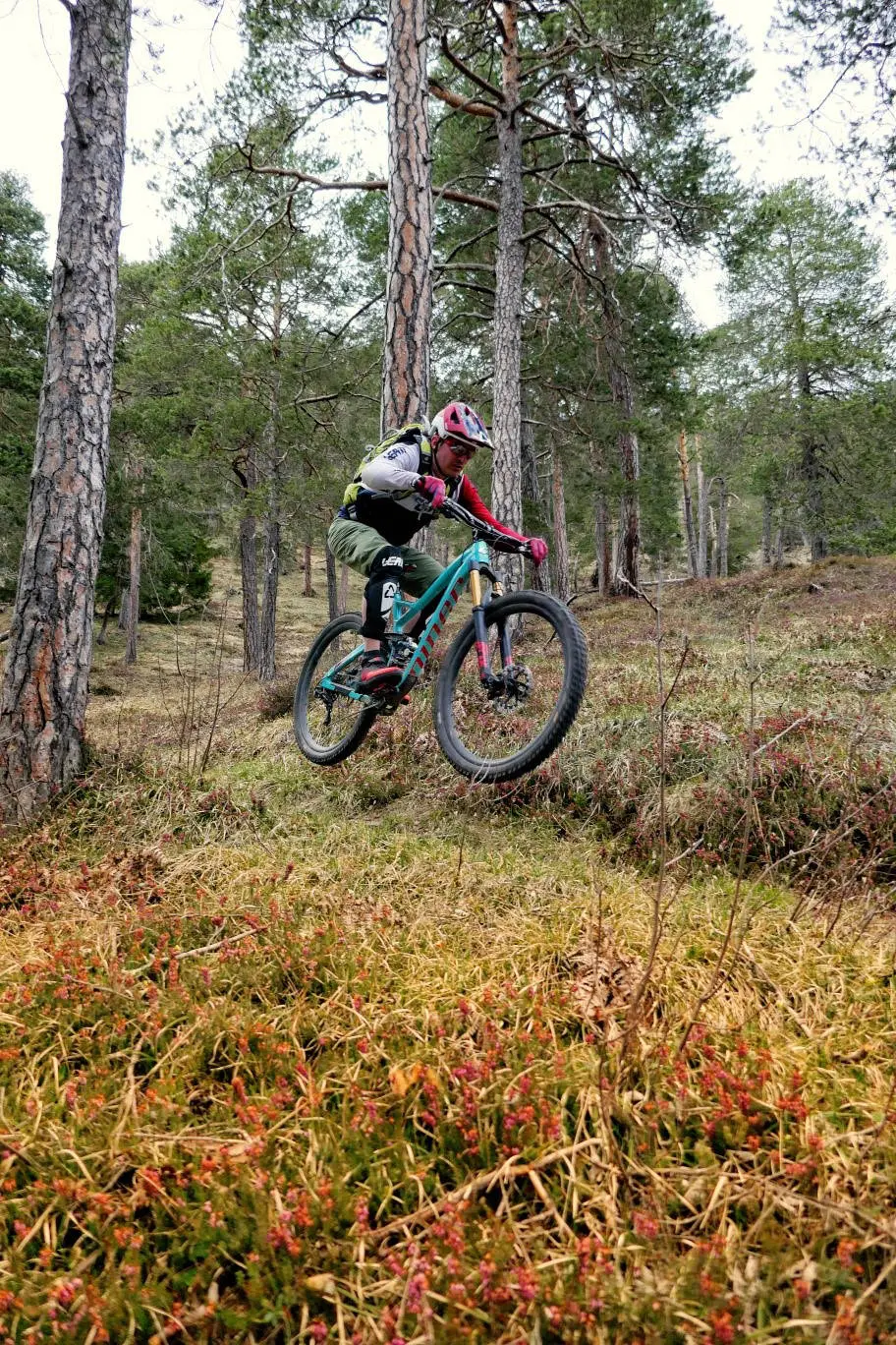 Enduro Ride bei High Speed auf verbotenen Wald Trails.