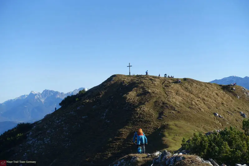 Einsamer Gipfel irgendwo in den Bergen. Fun pur mit dem Bike auf der Abfahrt.