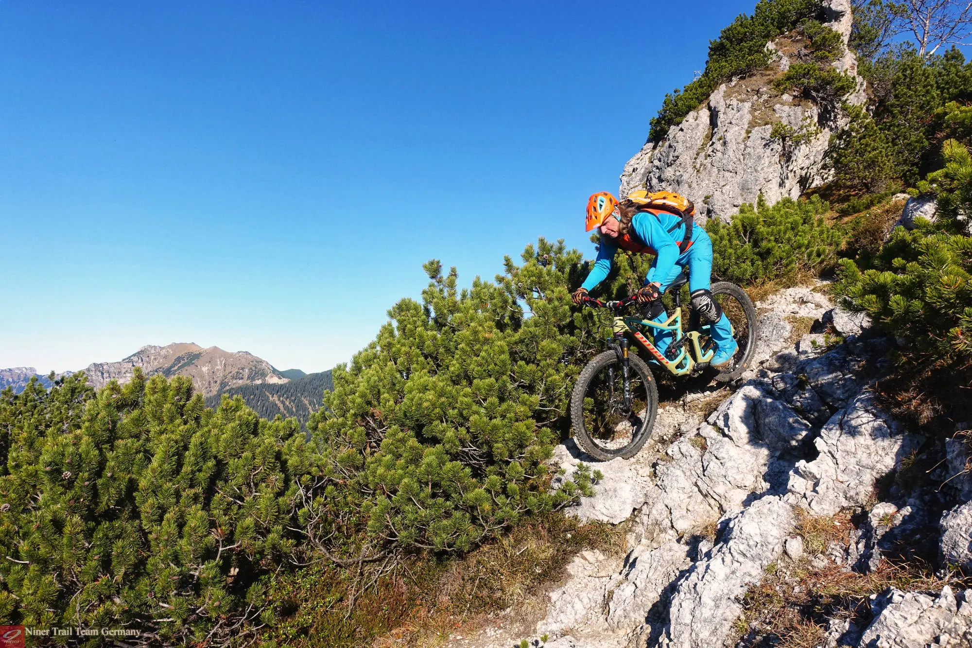 Mit dem Bike an der Schlüsselstelle in der Felsformation am Ponten im Allgäu