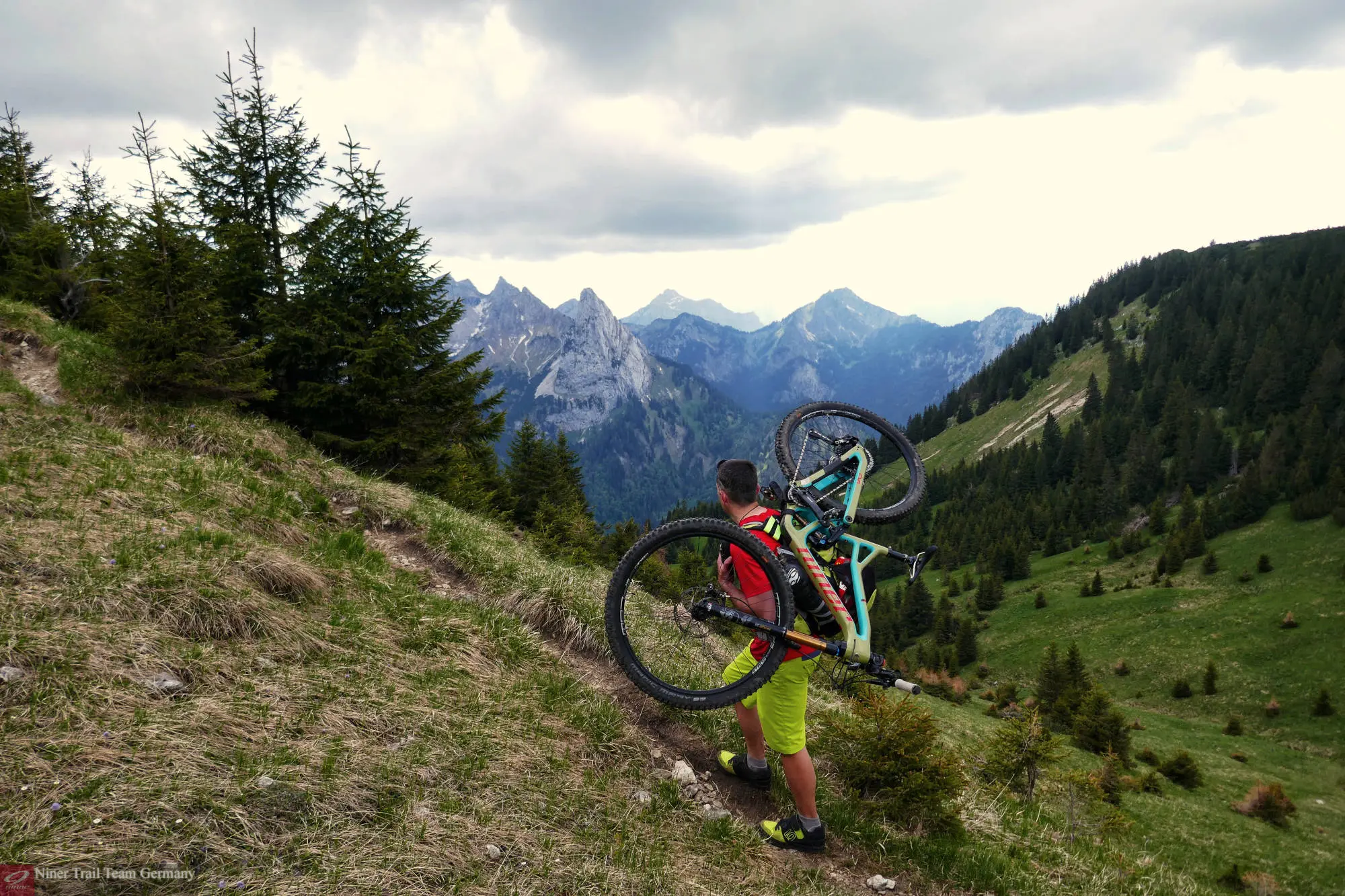 Im Aufstieg, Bikebergsteigen von seiner anstrengenden Seite und Genuss in der Natur. 