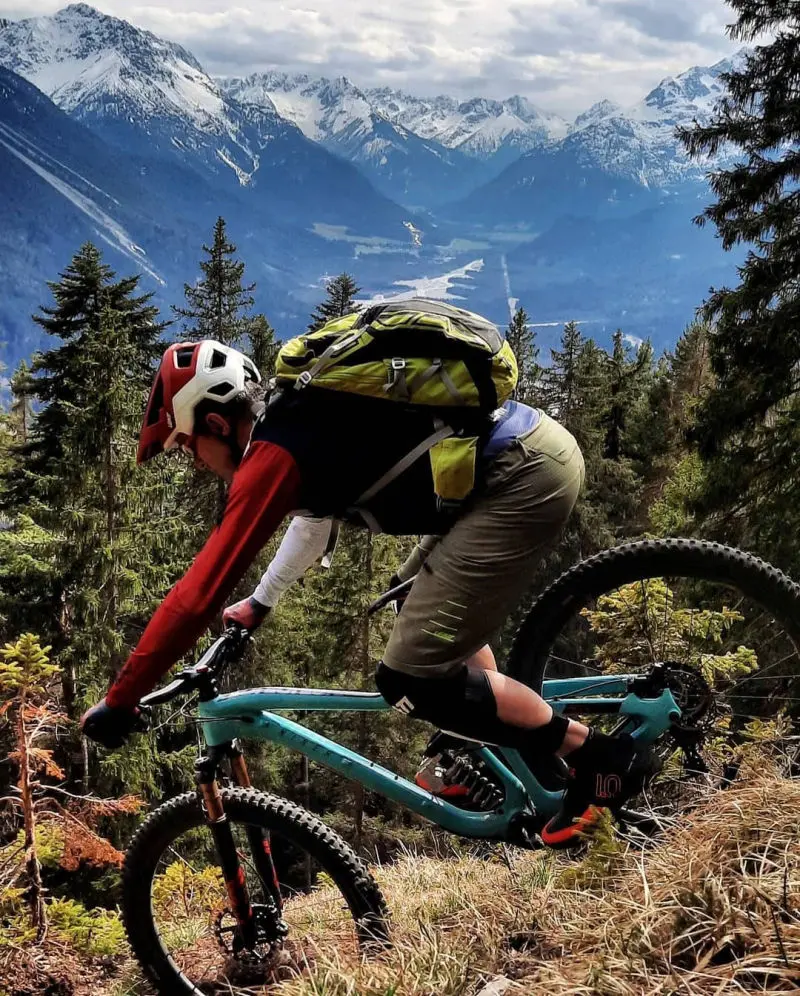 Leidenschaft auf dem Bike im Frühjahr, Martin Krug in einer Steilabfahrt.